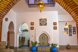 Uma área de estar em Riad Dari