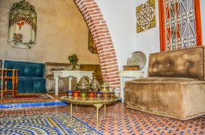 Uma área de estar em Riad Dari