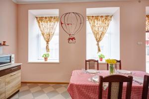 ein Esszimmer mit einem Tisch und einem Heißluftballon in der Unterkunft Sweet Home in Kamjanez-Podilskyj
