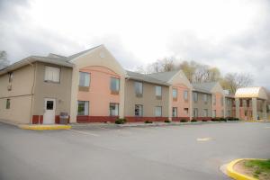 uma fila de edifícios de apartamentos num parque de estacionamento em Howard Johnson by Wyndham Allentown/Dorney Hotel & Suites em Allentown