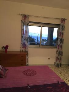 um quarto com uma cama e uma janela com vista em Orizzonte senza Fine em Marina di Palma