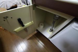 un piccolo bagno con servizi igienici in camera di Exsaison Shirokita 307 ad Osaka