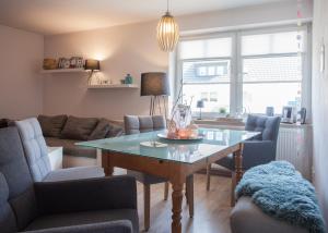 a living room with a table and chairs at Ferienwohnung Mia in Winterberg