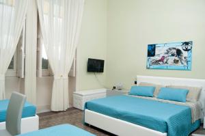 sypialnia z 2 łóżkami i telewizorem w obiekcie B&B Villa Roma w mieście Piazza Armerina