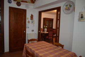 カリーニにあるVilla Matildeのテーブルとダイニングルームが備わる客室です。