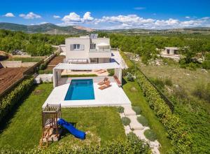 una vista aérea de una casa con piscina en Luxury villa Wisdom near Split, private pool, en Dugopolje