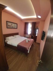 1 dormitorio con cama, ventana y puerta en Batumi apartment in front of Sheraton en Batumi