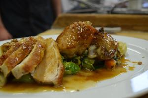 Makanan di atau berdekatan rumah tamu ini