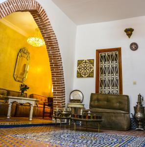 Uma área de estar em Riad Dari