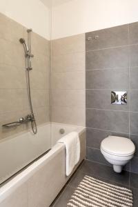 Un baño con inodoro, bañera y lavabo. en MIRAGE city APARTMENTS, en Rodas 24 fotos más