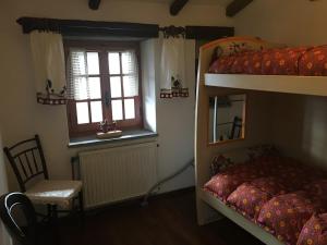 Sesta GodanoにあるVilla Rodiのベッドルーム1室(二段ベッド2台、窓付)が備わります。