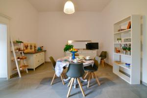 comedor con mesa y sillas en Casa Cavour - Luxury Apartment, en Sassari