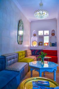 Uma área de estar em Riad Dari