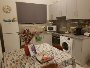 莫什泰魯什的住宿－Our relaxing holiday home，厨房配有桌子、冰箱和微波炉。