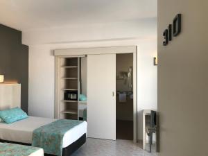 Łóżko lub łóżka w pokoju w obiekcie Hostal Cervantes