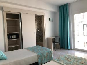 Łóżko lub łóżka w pokoju w obiekcie Hostal Cervantes