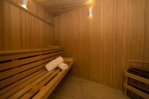 a sauna with a roll of toilet paper sitting on a bench at Hotel Saint George in Puerto Iguazú