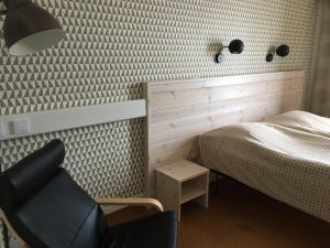 
a bedroom with a bed and a desk at Hotelli Pellonhovi in Pello
