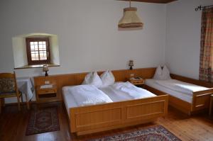 Un pat sau paturi într-o cameră la Ansitz Goller