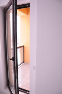 een open deur naar een kamer met een raam bij Unirii 1 in Boekarest