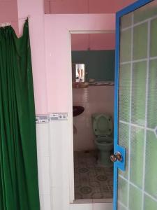 a bathroom with a green toilet and a shower at Nhà Trọ Kim Ánh in Long Xuyên