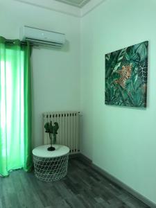 um quarto com uma mesa e uma imagem na parede em Tembo House - Pantano 1 em Catânia