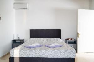 Postel nebo postele na pokoji v ubytování Coralli Pentati 1 "Dimitris Apartments"