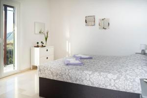 Postel nebo postele na pokoji v ubytování Coralli Pentati 1 "Dimitris Apartments"