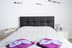 Postel nebo postele na pokoji v ubytování Coralli Pentati 1 "Dimitris Apartments"