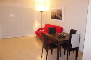Posezení v ubytování Luminoso apartamento con piscina en Playa Morro de Gos + 18 fotografií