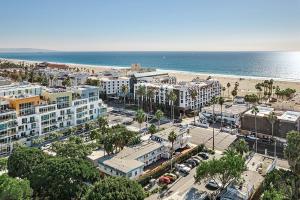 een luchtzicht op een stad met een strand en gebouwen bij Ocean Lodge Santa Monica Beach Hotel in Los Angeles