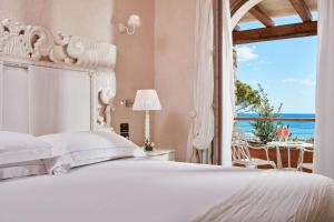 カスティアーダスにあるLa Villa Del Re - Adults Only - Small Luxury Hotels of the Worldのベッドルーム1室(ベッド1台付)が備わります。