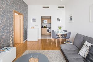 uma sala de estar com um sofá e uma mesa em Millennium Suite em Balatonfüred