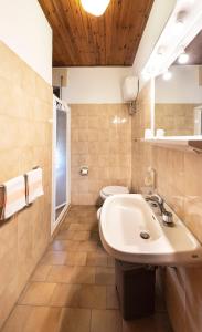 bagno con lavandino e 2 servizi igienici di Hotel Aurelia a Tarquinia