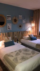 מיטה או מיטות בחדר ב-Hôtel Burnichon