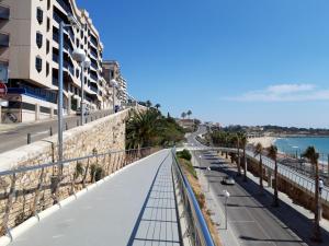 una calle junto a un edificio y el océano en piso turístico, en Tarragona