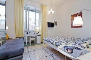 una camera con letto e scrivania di Domus Ponte Milvio a Roma