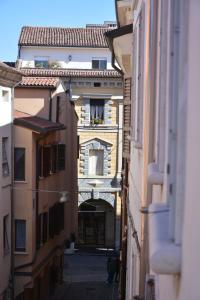 an overhead view of an alley between two buildings at AmaMantua in Mantova