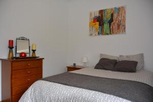 - une chambre avec un lit et une peinture murale dans l'établissement Charming Apartment to feel Lisbon, à Lisbonne