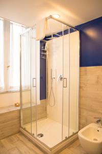 une salle de bain avec douche et lavabo dans l'établissement Amalia Vatican House, à Rome