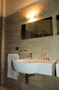 bagno con lavandino bianco e specchio di L'Aia di Argia a Ponte a Tressa