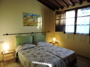 Tempat tidur dalam kamar di L'Aia di Argia