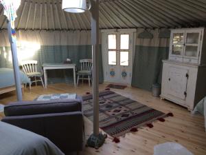 オーストカンプにあるB&B Le Plat Pays Oostkamp-Bruggeのテント内のソファとテーブル付きの部屋