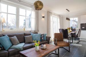 a living room with a couch and a table at Haus Sommerliebe in Prerow