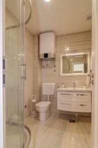 ein Bad mit einem WC, einem Waschbecken und einer Dusche in der Unterkunft Sea Horse in Zadar