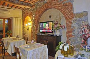 TV a/nebo společenská místnost v ubytování Le Ginestre B & B
