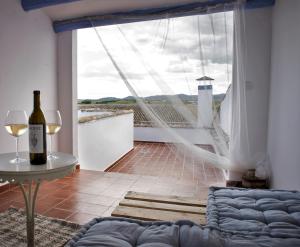 - un salon avec un canapé, une table et une fenêtre dans l'établissement Casa Besana, à Camuñas