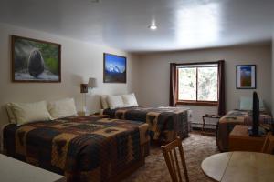 um quarto de hotel com duas camas e uma janela em Backwoods Lodge em Cantwell