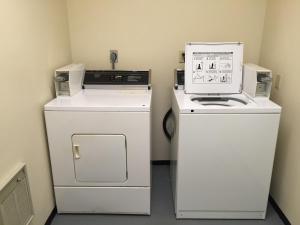 um pequeno quarto com uma máquina de lavar roupa em Twelve Oaks Inn em Branson