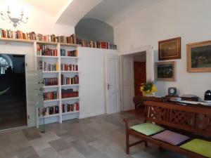 Knihovna v apartmánu